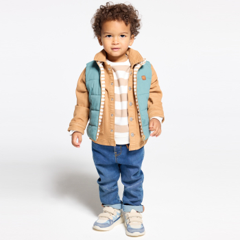 سترة بدون أكمام بوجهين باللون الأخضر للأطفال الصغار.